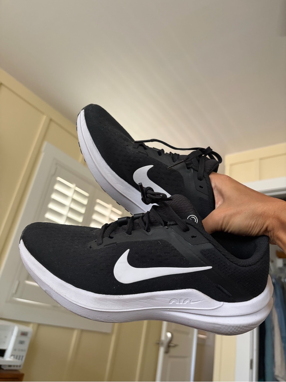 Nike women’s Black & White Low-Top Running Sneakers size 7.5 US